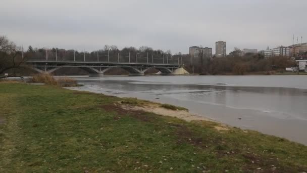 Winter River Der Stadt Gefrorener Fluss Ein Gefrorener Fluss Fließt — Stockvideo