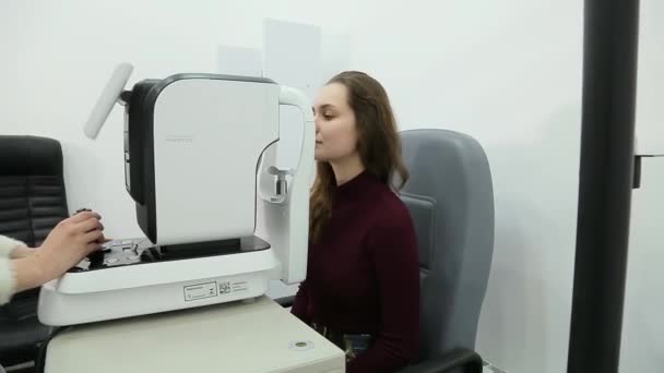 Kyiv Ukraine January 2022 Eyeglasses Selection Modern Diagnostic Equipment Ophthalmic — Vídeo de stock