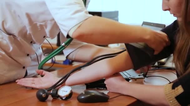 Kyiv Ukraine January 2022 Measuring Blood Pressure Tonometer Tonometer — Vídeos de Stock
