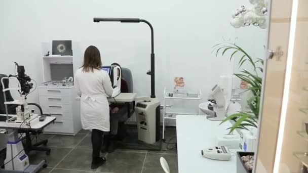 Kyiv Ukraine January 2022 Eyeglasses Selection Modern Diagnostic Equipment Ophthalmic — Stock Video
