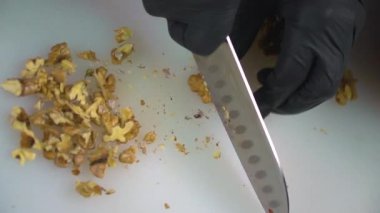 Yemek pişirmek. Salata kesiyorum. Soyulmuş ceviz doğrama.