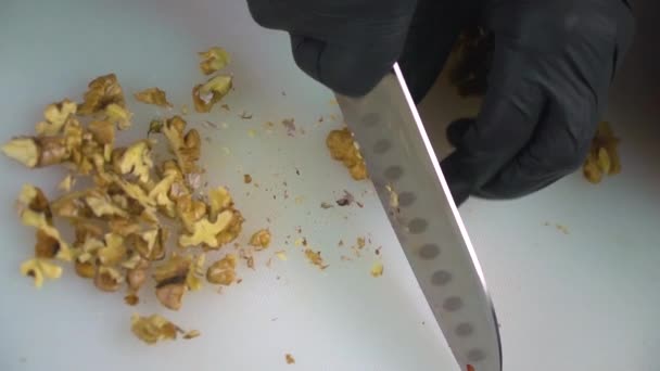 Μαγείρεμα Κόβω Μια Σαλάτα Κοπή Αποφλοιωμένων Καρυδιών — Αρχείο Βίντεο