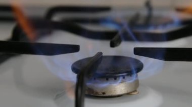 Gaz ocağı. Ev benzini. Kirli gaz mavi bir alevle yanmaz..