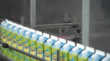 KYIV, UKRAINE - 11 Ocak 2022: meyve suyu üretimi. Meyve suyu üretimi ve ambalaj. Meyveyi meyve suyuna dönüştürmek için ekin. Meyve suyu ambalajı için üretim hattı - editoryal görüntüler