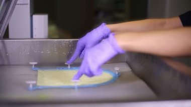 Beyin için radyasyon terapi ekipmanları. Beynin radyasyon tedavisi sırasında kafayı iyileştirmek için özel bir maske. Beyin Radyasyonu Terapisi.