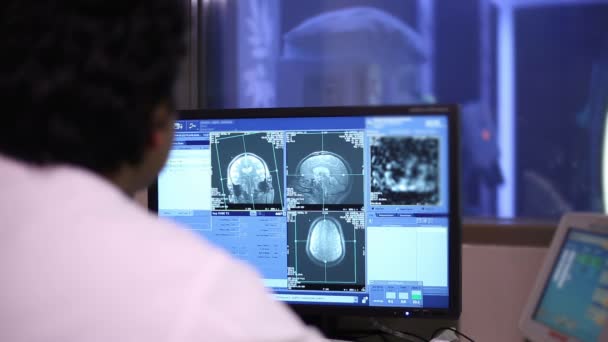 脑的计算机断层扫描 医生检查脑部Ct扫描的结果 — 图库视频影像