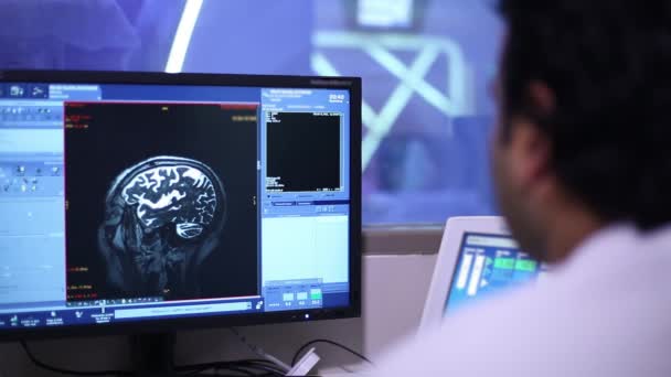 脳のコンピュータ断層撮影 医者は脳Ctスキャンの結果を調べます — ストック動画