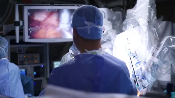 ロボット手術室で 手術用ロボット ロボット手術 ロボット外科医が手術を行う近代的な診療所 — ストック動画