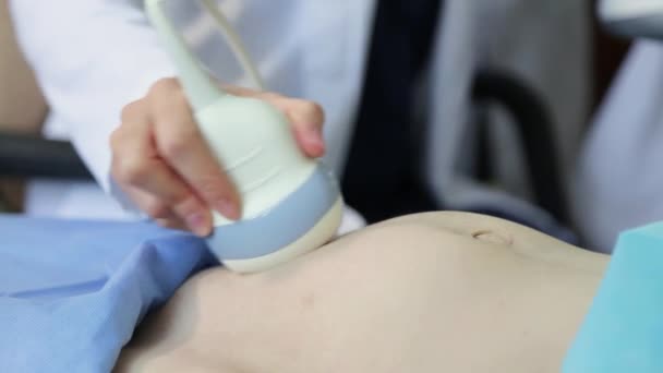 超音波スキャナーだ 超音波検査のための装置 妊婦の胎児の超音波検査 — ストック動画
