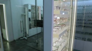 KYIV, UKRAINE - 16 HAZİRAN 2022: Gözlüklü arka plan. Gözlükler sergileniyor. Gözlükler rafta..