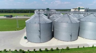 Büyük gümüş ambar. Tahıl deposu. Karışık yem üretimi için bir fabrika. Tarımsal ürünleri işleme fabrikası. Besleme Fabrikası. Hava görünümü.