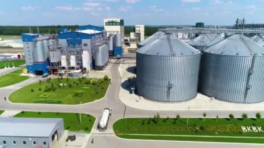 Büyük gümüş ambar. Tahıl deposu. Karışık yem üretimi için bir fabrika. Tarımsal ürünleri işleme fabrikası. Besleme Fabrikası. Hava görünümü.