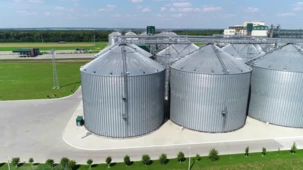 Große Silberne Kornkammer Lagerung Von Getreide Fabrik Für Die Produktion — Stockvideo