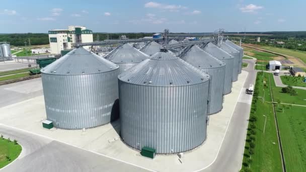 巨大的银粮仓 粮食储存 生产混合饲料的工厂 钢制谷物升降机 农业工业 空中景观 — 图库视频影像
