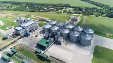 Doğada büyük bir üretim alanı. Yeşil alanların ortasındaki endüstriyel fabrikanın panoramik görüntüsü. Tahıl deposu. Hava görünümü. 