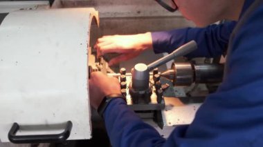 VINNYTSIA, UKRAINE - 5 Mayıs 2023: Üniversitede çevirmen olarak eğitim. Profesyonel ve teknik eğitim. Mesleki teknik eğitim. Çevirici torna tezgahında çalışıyor..