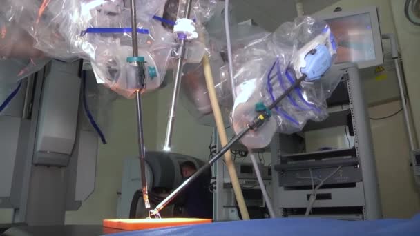 ロボット手術室で 手術用ロボット ロボット手術 ロボット外科医が手術を行う近代的な診療所 — ストック動画