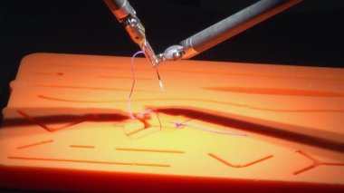 Robot cerrahi odasında. Cerrahi operasyonlar için bir robot. Robot cerrahi. Bir robot cerrahın ameliyat yaptığı modern bir tıbbi klinik..