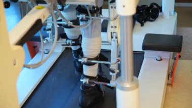 Tıbbi robot. Hokoma tıbbi yürüyen robot. Yürüyen tıbbi robot felç ve beyin felci tedavisinde kullanılır..