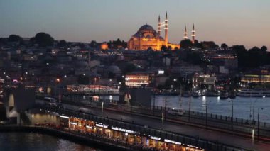İSTANBUL, TURKEY, 18 Mayıs 2022: Galata Köprüsü. Galata Köprüsü, İstanbul 'daki Altın Boynuz' u kapsayan bir köprü..