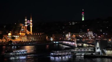 İSTANBUL, TURKEY, 18 Mayıs 2022: Galata Köprüsü. Galata Köprüsü, İstanbul 'daki Altın Boynuz' u kapsayan bir köprü..