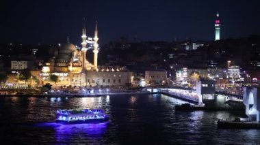 İSTANBUL, TURKEY, 18 Mayıs 2022: Galata Köprüsü. Galata Köprüsü, İstanbul 'daki Altın Boynuz' u kapsayan bir köprü..