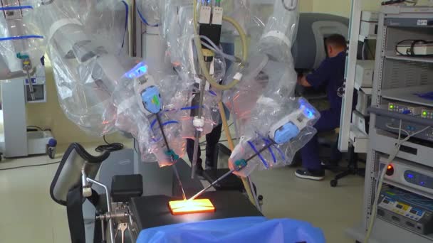 Operatiekamer Van Robot Een Robot Voor Chirurgische Operaties Een Robotoperatie — Stockvideo