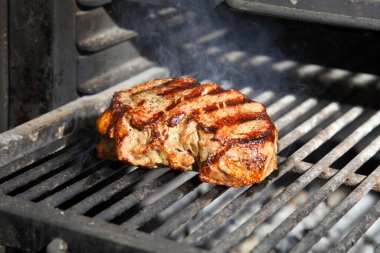 Biftek. Izgarada biftek hazırlığı..