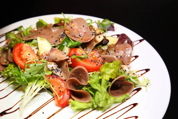 샐러드 야채와 쇠고기 접시에 소스와 — 스톡 사진