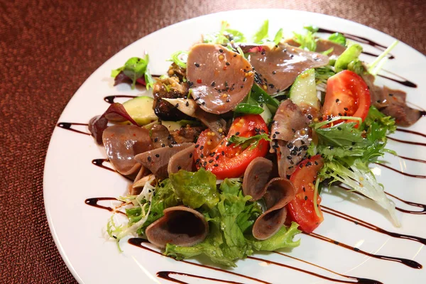 Salade Met Rundvlees Tong Met Groenten Kruiden Gekleed Met Saus — Stockfoto