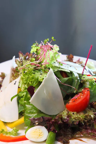 Saláta Kecskesajttal Fürjtojással Gyógynövényekkel Saláta Kecskesajttal — Stock Fotó
