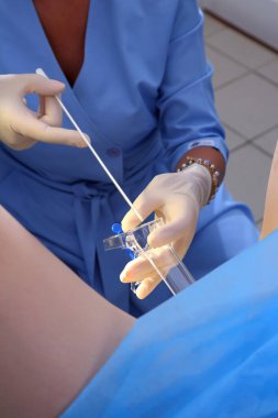 Pipelle biyopsi prosedürü. Jinekolog pipelle biyopsisi yapıyor. Jinekoloji sandalyesi. Jinekologdan bir kadın check-up için geldi..