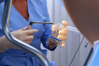 Bir jinekolog servikal biyopsi yapar. Jinekoloji sandalyesi. Jinekologdan bir kadın check-up için geldi..