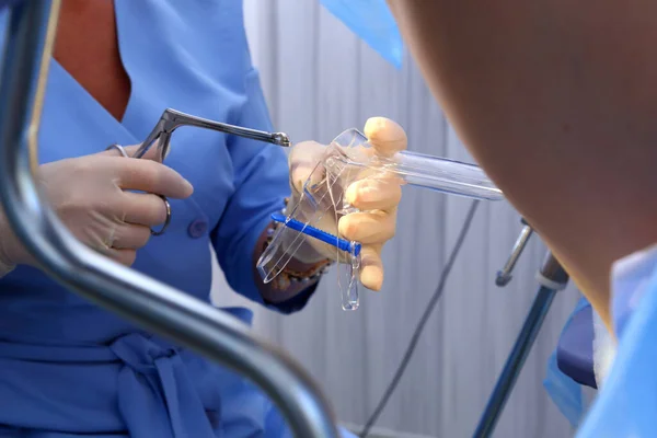 Ginecologista Realiza Uma Biópsia Cervical Cadeira Ginecológica Uma Mulher Ginecologista — Fotografia de Stock