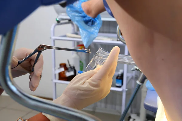 Ginecólogo Realiza Una Biopsia Cervical Silla Ginecológica Una Mujer Ginecólogo — Foto de Stock