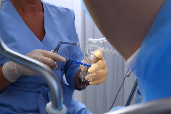 Ginecólogo Realiza Una Biopsia Cervical Silla Ginecológica Una Mujer Ginecólogo — Foto de Stock