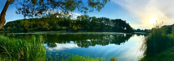 Jesień Natura Nad Rzeką Spokojny Przepływ Rzeki Odbicie Wodzie Niebo — Zdjęcie stockowe