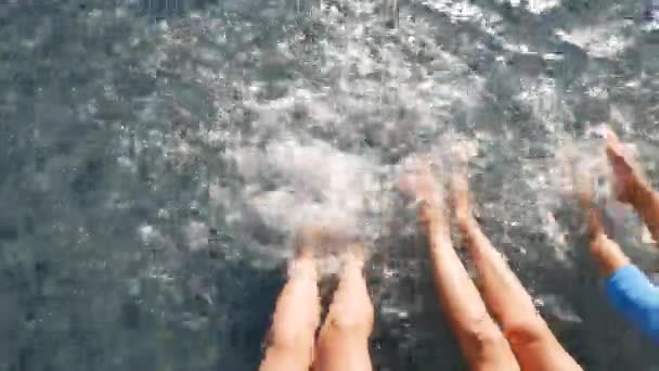 Úžasná Křišťálově Modrá Voda Nohy Šplouchající Vodě Přírodní Pozadí Barva — Stock video