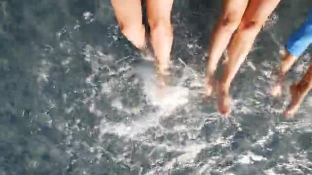 Niesamowita Krystalicznie Niebieska Woda Stopy Pluskają Się Wodzie Środowisko Naturalne — Wideo stockowe