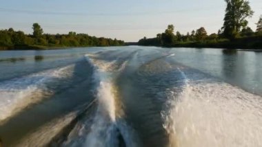 Teknenin arkasındaki dalga. Nehirde su işkencesi. Su sporları. Nehir sporları. 