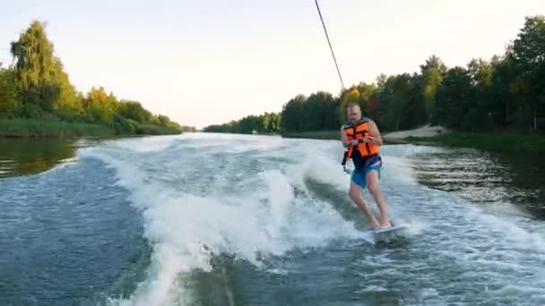 Quiv Ucrânia Setembro 2023 Homem Esquiando Aquático Lago Esportes Fluviais — Vídeo de Stock