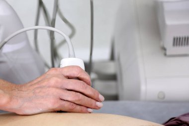 İç organların ultrasonik incelemesi. Karın ultrason taramasında bir adam. Ultrasonik inceleme için bir cihaz. Modern ultrason makinesi.
