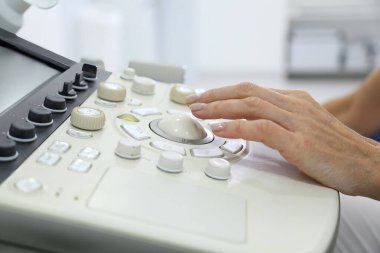 İç organların ultrasonik incelemesi. Karın ultrason taramasında bir adam. Ultrasonik inceleme için bir cihaz. Modern ultrason makinesi.