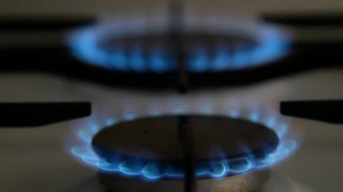Gaz ocağı. Yerli gazın saf olmayan bir şekilde yanması. Kötü, kirli, düşük kalite gaz ocağınızda yanar..