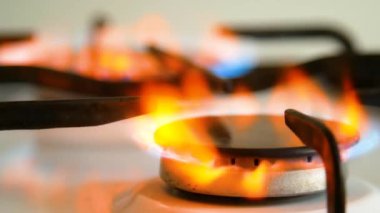 Gaz ocağı. Yerli gazın saf olmayan bir şekilde yanması. Kötü, kirli, düşük kalite gaz ocağınızda yanar..