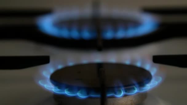 煤气炉使用杂质燃烧家用气体 在家里的炉灶上燃烧劣质 劣质的汽油 — 图库视频影像