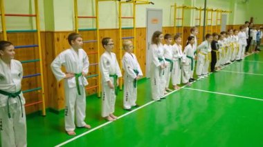 KYIV, UKRAINE - 16 Kasım 2023 Çocuk Tekvandosu. Çocuk tekvando bölümü. Okulun spor salonunun tekvando bölümünde pratik yapan çocuklar. Tekvando bölümünde eğitim gören çocuklar - editör görüntüleri