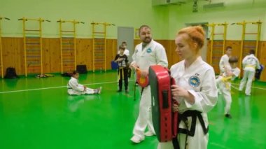 KYIV, UKRAINE - 16 Kasım 2023 Çocuk Tekvandosu. Çocuk tekvando bölümü. Okulun spor salonunun tekvando bölümünde pratik yapan çocuklar. Tekvando bölümünde eğitim gören çocuklar - editör görüntüleri