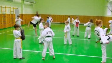 KYIV, UKRAINE - 16 Kasım 2023 Çocuk Tekvandosu. Çocuk tekvando bölümü. Okulun spor salonunun tekvando bölümünde pratik yapan çocuklar. Tekvando bölümünde eğitim gören çocuklar - editör görüntüleri