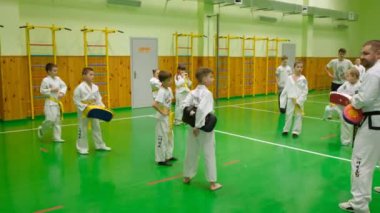 KYIV, UKRAINE - 16 Kasım 2023 Çocuk Tekvandosu. Çocuk tekvando bölümü. Okulun spor salonunun tekvando bölümünde pratik yapan çocuklar. Tekvando bölümünde eğitim gören çocuklar - editör görüntüleri